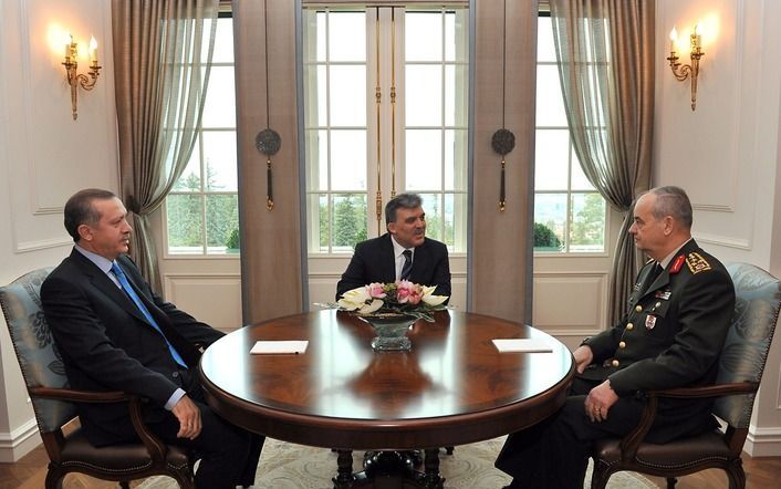 Gül en Erdogan in gesprek met generaal Basbug. Foto EPA.