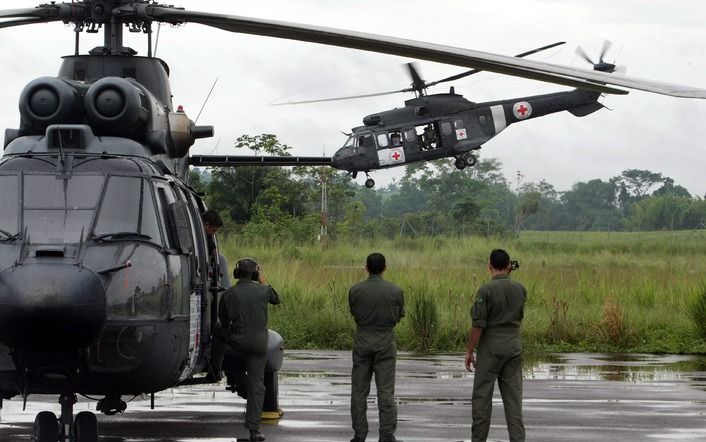 Twee helicopters van de Braliziaanse luchtmacht maken zich op om sergant Pablo Emilio Moncayo op te pikken in Columbia. Foto EPA