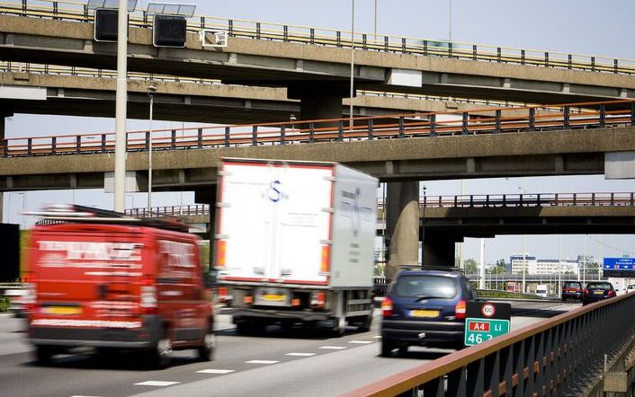 VIJFHUIZEN – Twee jongens hebben dinsdagavond vanaf een viaduct over de Driemerenweg bij Vijfhuizen (gemeente Haarlemmermeer) een steen op een personenauto gegooid. De steen vernielde de voorruit van de auto, maar de bestuurster kwam met de schrik vrij. F