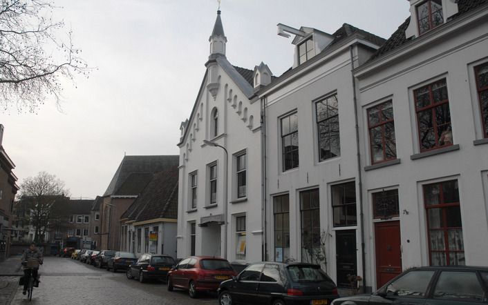 ZUTPHEN – Het kerkgebouw van het Leger des Heils in Zutphen. Vooral de buren rechts klagen over geluidsoverlast. Een juridische strijd die al anderhalf jaar duurt, is het gevolg. Foto Ruben Meijerink