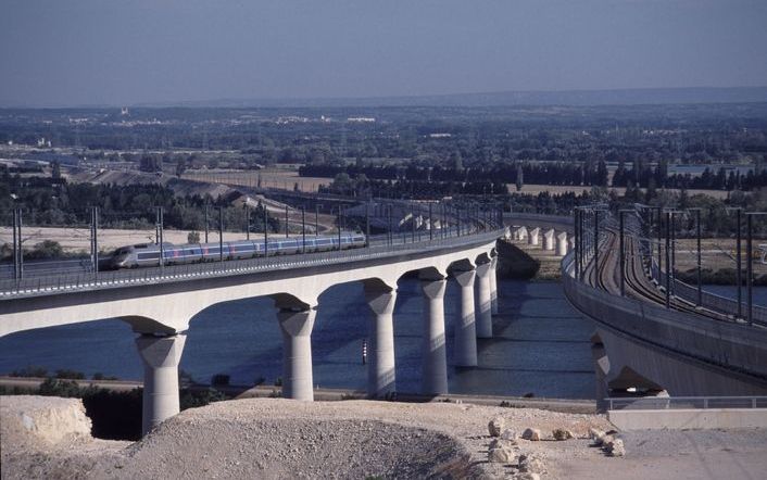 Een van de spectaculairste locaties van de LGV‑Méditerranée. Een TGV‑Réseau op weg naar Marseille rijdt op het viaduct Les Angles, daar waar de LGV‑Méditerranée zich splitst in een oost‑ en een westtak. - Foto Antoon Hermans