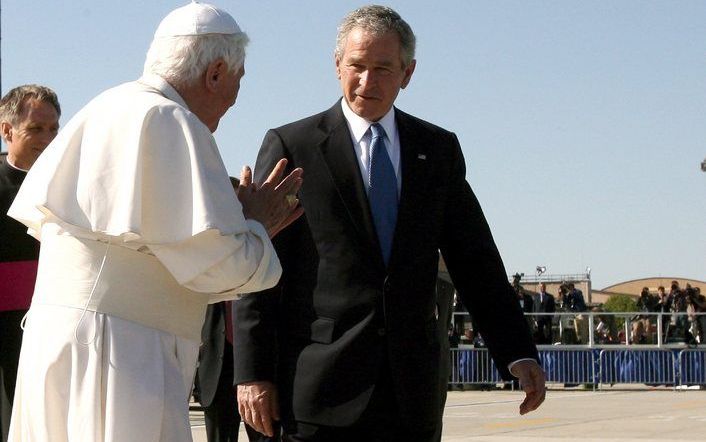 Paus Benedictus XVI brengt deze week een bezoek aan de Verenigde Staten. Na de landing op het militaire vliegveld van Washington, dinsdag, heette president George Bush de paus welkom.