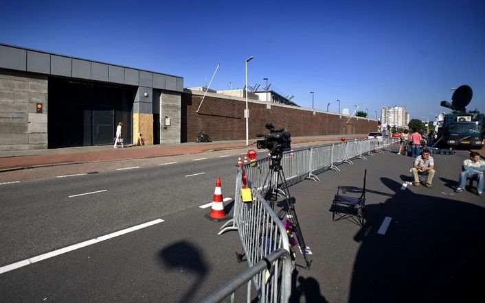 DEN HAAG - Drie dagen na de mededeling dat de voormalige Bosnisch-Servische president Radovan Karadzic is aangehouden, posten journalisten donderdag nog altijd voor de deuren van de Scheveningse gevangenis, in afwachting van zijn komst. Foto ANP