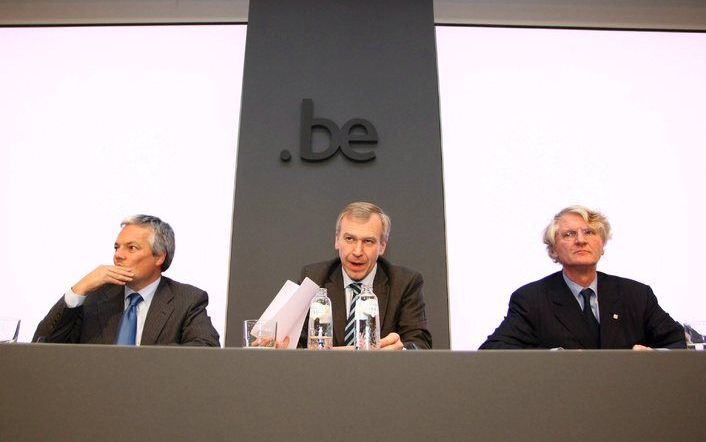 BRUSSEL – De Belgische premier Yves Leterme (m.), minister van Financiën Didier Reynders (l.) en topman Baudoin Prot van de Franse bank BNP Paribas maakten zondagnacht bekend dat BNP Paribas de Belgische en de Luxemburgse tak van Fortis verwerft voor 14,5