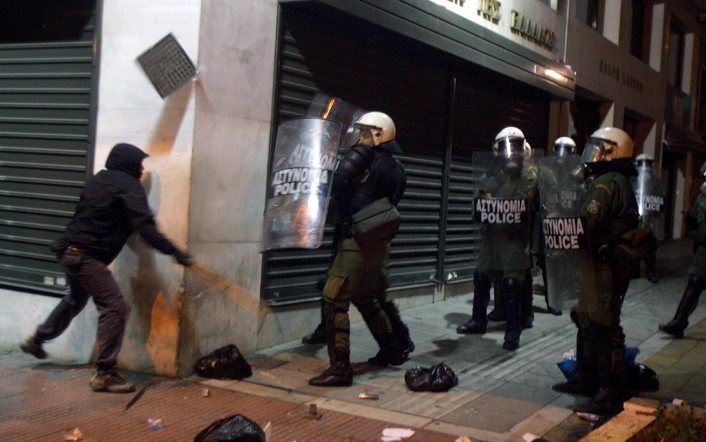 De politie leverde ook donderdagavond weer strijd met demonstranten. Foto EPA