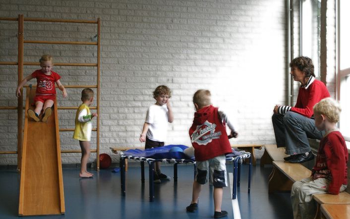 Tijdens de lessen gymnastiek op school doen zich jaarlijks zeker 13.500 ongevallen voor. Zo veel leerlingen moeten zich althans laten behandelen bij een afdeling voor spoedeisende hulp van een ziekenhuis. Foto ANP