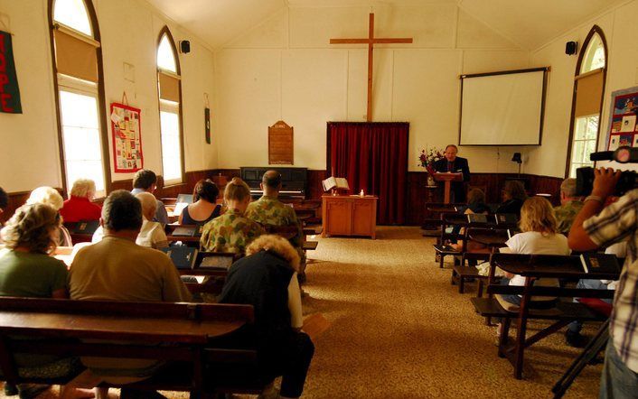 MELBOURNE - Tijdens kerkdiensten in Australië is zondag massaal gerouwd om de vele tientallen slachtoffers van de verzengende bosbranden in het zuiden van het land. In Whittlesea, zo’n 100 kilometer ten noorden van Melbourne, kwamen ongeveer 200 belangste