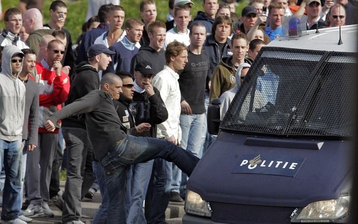 Het Centrum Informatie en Documentatie Israel (CIDI) heeft het openbaar ministerie gevraagd de Feyenoordfans te vervolgen die zaterdag bij een demonstratie in het centrum van Rotterdam antisemitische leuzen riepen. Foto ANP