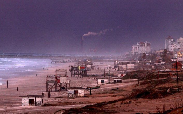 GAZA–STAD – Door een Israëlische luchtaanval aan de grens van Egypte en de Gazastrook is zaterdag een 23-jarige Palestijn om het leven gekomen. Een andere Palestijn raakte gewond, meldden medische hulpverleners. Foto EPA