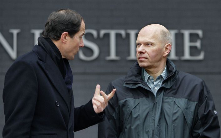 Ernest Louwes in gesprek met zijn raadsheer. foto ANP