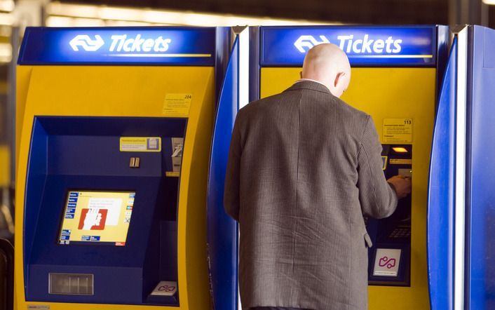 Treinkaartjes worden volgend jaar mogelijk een stuk duurder doordat spoor­beheerder ProRail de tarieven om op het spoor te rijden met 17 procent wil verhogen. Foto ANP