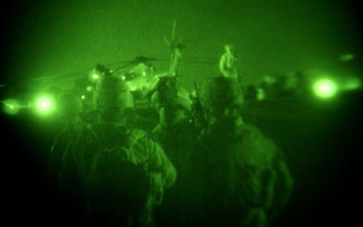 NAWA (AP) – Duizenden Amerikaanse mariniers en honderden Afghaanse soldaten zijn donderdag onder dekking van tanks en helikopters dorpen binnengetrokken in de Zuid–Afghaanse provincie Helmand. Foto EPA