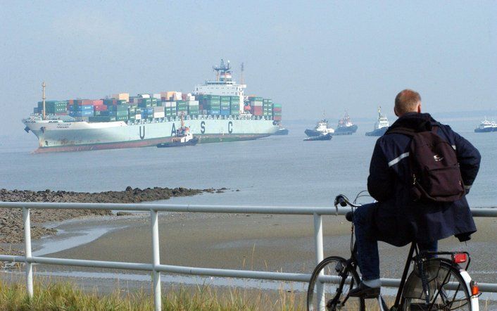 De vaargeul van de Westerschelde mag voorlopig niet worden verruimd en verdiept. Dat heeft de Raad van State dinsdag bepaald in een voorlopige uitspraak. Foto ANP