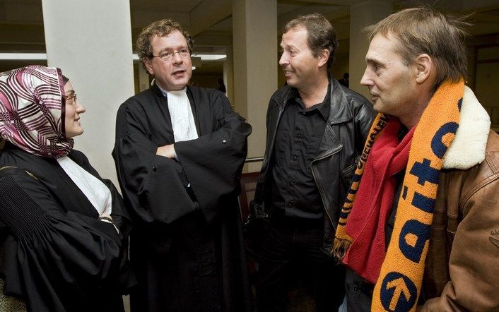 De vakbondsbestuurders Frans Szablewski (R) van FNV Bondgenoten en Eric Vermeulen (2e R) van ABVA-KABO overleggen dinsdag met hun advocaten Ayse Simsek (L) en Rudy van der Stege (2e L) voor aanvang van het kort geding in de rechtbank in Amsterdam.