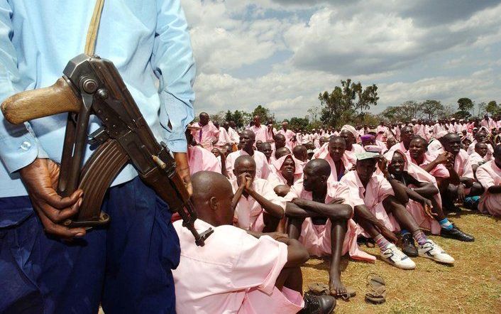 Ruim 2000 verdachten van medeplichtigheid aan de genocide van 1994 in Rwanda werden op 29 september 2002 naar het stadion van Butare gebracht voor een ontmoeting met slachtoffers van de genocide. Foto EPA