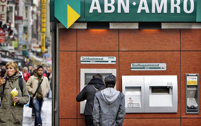 Een pinautomaat in Ermelo is de afgelopen week het doelwit geweest van skimmers. Mogelijk zijn er honderden klanten gedupeerd. Foto ANP.