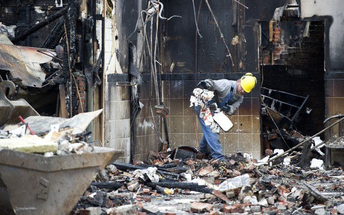 Het uitgebrande winkelpand in De Kerkstraat in Veendam waar op 8 maart een brandweerman om het leven kwam. Foto ANP