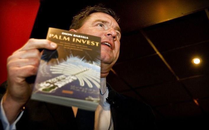 AMSTERDAM - Dion Bartels presenteert maandag in Amsterdam zijn boek Palm Invest. De gewezen advocaat stond gedupeerde beleggers in Palm Invest bij. Palm Invest had volgens justitie ongeveer 31 miljoen euro aangetrokken voor beleggingen in Dubai. De hele f