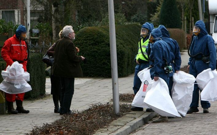 VROOMSHOOP- Hulpverleners in gesprek met buurtbewoners nadat er asbest bij een brand in Vroomshoop was vrijgekomen. Foto ANP