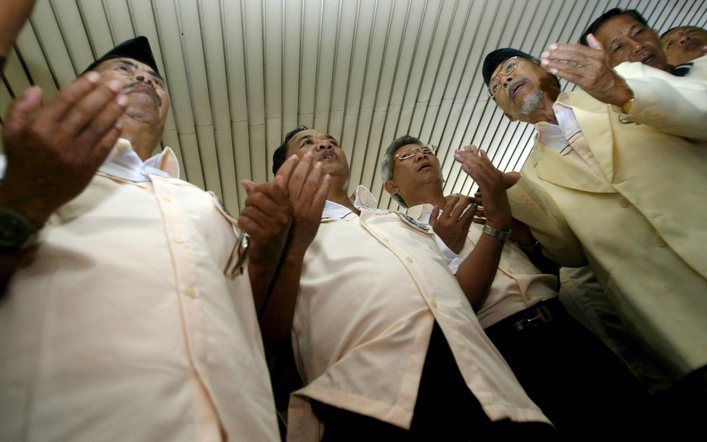 JAKARTA – Indonesische politici gingen zaterdag in gebed voor oud president Suharto. De 86 jarige Suharto ligt sinds twee weken in kritieke toestand in het ziekenhuis in de Indonesische hoofdstad Jakarta. Foto EPA