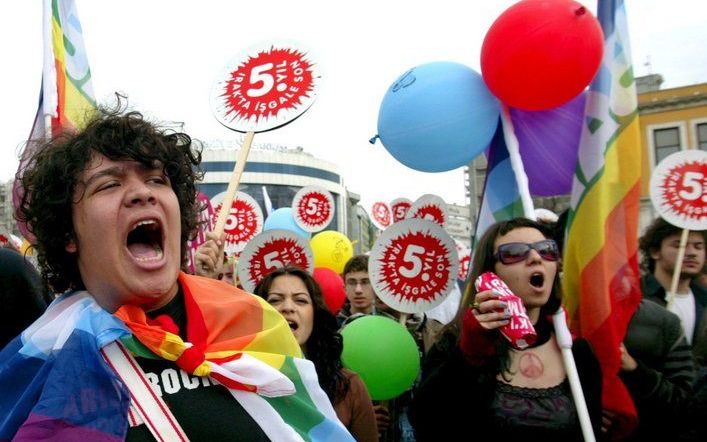 ISTANBUL – Turkse activisten demonstreerden zaterdag in Istanbul tegen de oorlog in Irak. Deze week is het vijf jaar gelden dat de VS het land binnen vielen. Op diverse plaatsen in de wereld hadden het afgelopen weekeinde betogingen plaats. Foto EPA