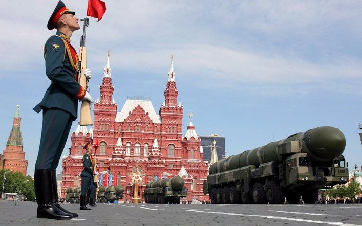 MOSKOU - Een militaire parade in Moskou, 9 mei 2008. Wereldwijd is het afgelopen jaar 850 miljard euro naar defensie gegaan. Dat is 6 procent meer dan in 2006 en bijna het dubbele van tien jaar geleden. Rusland, dat opnieuw vol zelfvertrouwen op het inter