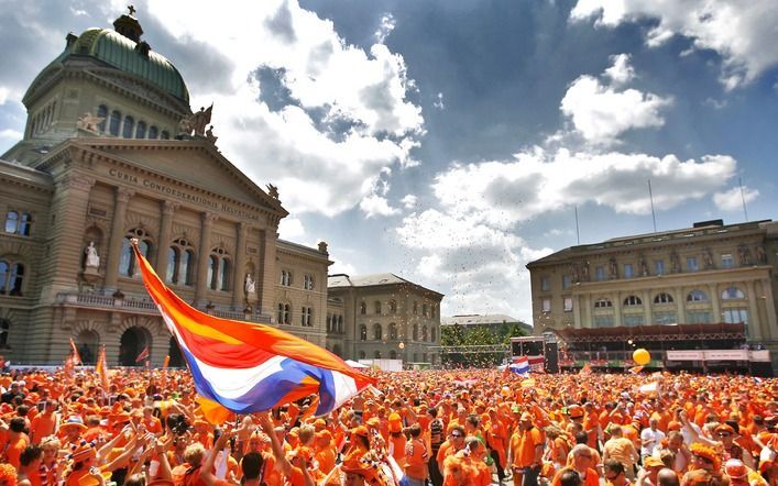 Uitzinnige supporters vieren feest op de Bundesplatz in Bern. - Foto ANP