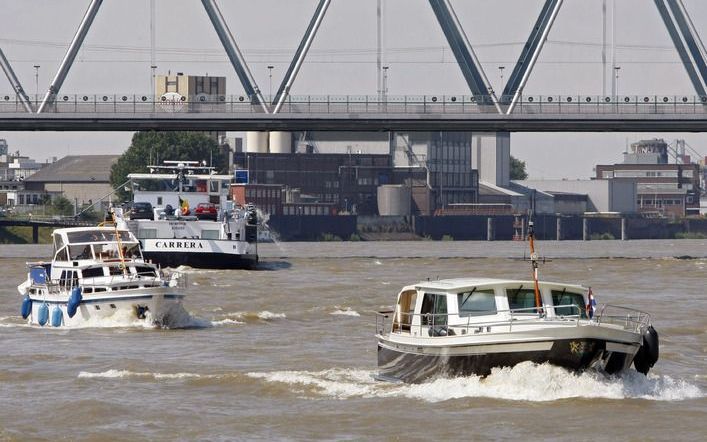 Het verhogen van de dijken heeft in Gelderse ogen geen prioriteit. Liever ziet de provincie dat met name de Waal meer ruimte krijgt om al het water af te voeren. Nederland moet verder haast maken met internationale afspraken over de afvoer via de Rijn en 