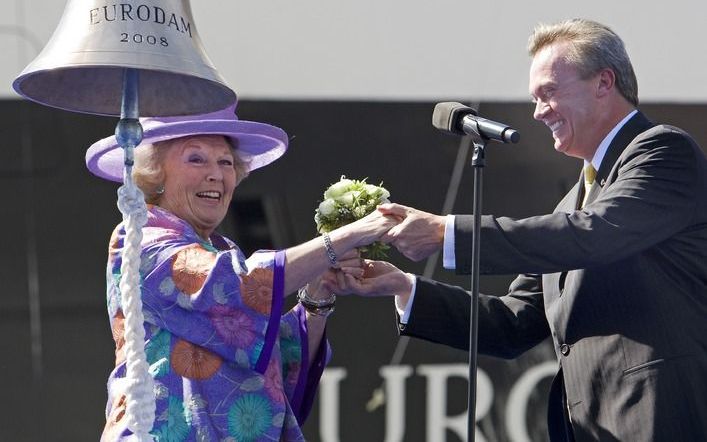 Koningin Beatrix heeft dinsdagmiddag in Rotterdam de ms. Eurodam gedoopt. De Eurodam is het jongste cruiseschip van de Holland America Line (HAL). Het ligt nog tot woensdag aan de Wilhelminakade. Foto ANP