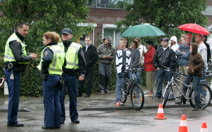 BRUNSSUM - Agenten doen een buurtonderzoek in Brunssum. Foto ANP