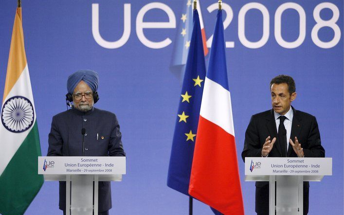 De Indiase premier Manmohan Singh (links) en de Franse president Sarkozy tijdens een persconferentie op de EU-India-top in Marseille vorige week. Foto EPA