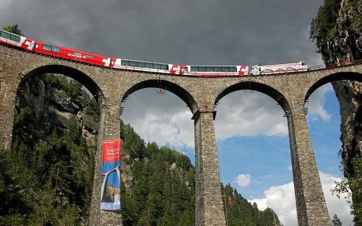 Het Landwasserviaduct is een van de hoogstandjes van de Albulalijn in het Zwitserse Graubünden. Treinen gaat niet langzaam genoeg op dit spoor. Foto’s Swiss Image.