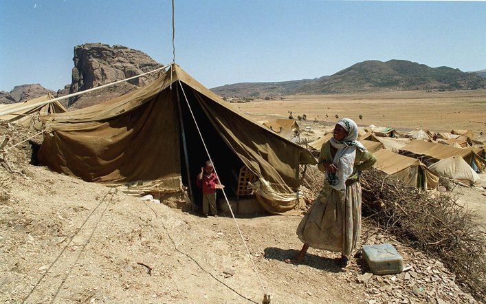 ERMELO - Twee christenen zijn na langdurige marteling omgekomen in een militair gevangenkamp in Eritrea. Volgens Eritrese kerkleiders worden inmiddels ruim 2900 christenen vastgehouden. Foto: Eritrese vluchtelingen nabij de grens met Ethiopië. Foto EPA