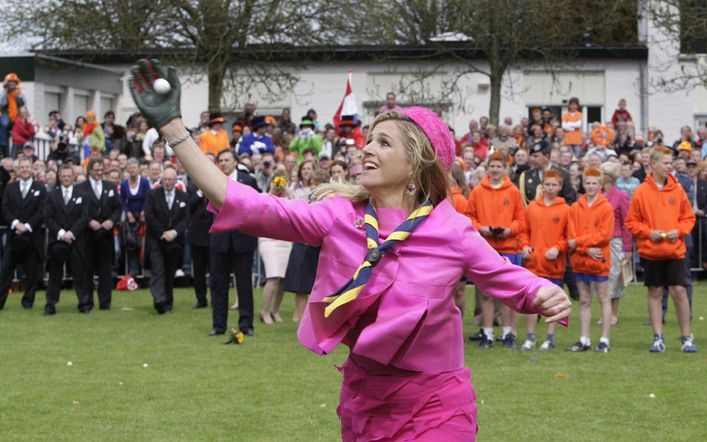 Prinses Maxima is aan het kaatsen tijdens Koninginnedag 2008. Foto ANP