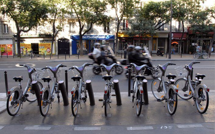 De helft van de vijftienduizend leenfietsen in Parijs is verdwenen. Foto EPA