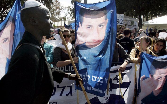 JERUZALEM - Inwoners van Jeruzalem demonstreren voor de vrijlating van de Israëlische militair Gilad Shalit. Foto EPA