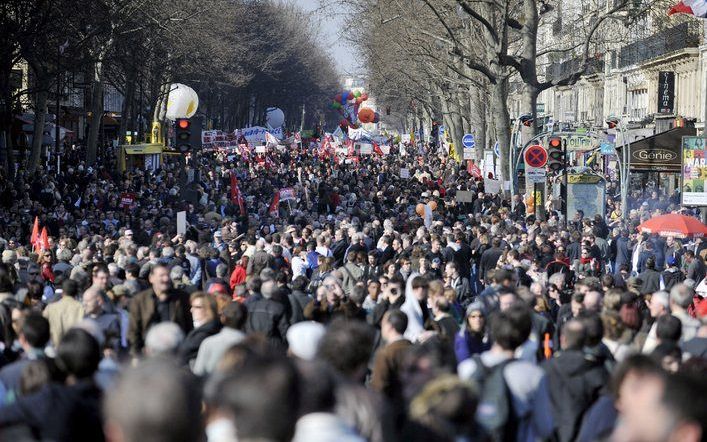 PARIJS – Ongeveer drie miljoen mensen zijn donderdag in Frankrijk de straat opgegaan om te protesteren tegen het economische beleid van president Nicolas Sarkozy. Foto EPA