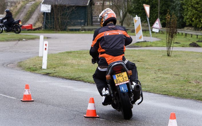 Twee vrouwelijke motorrijders zijn dinsdag tussen Breukelen en Breukeleveen door een verkeersongeval om het leven gekomen. Foto ANP