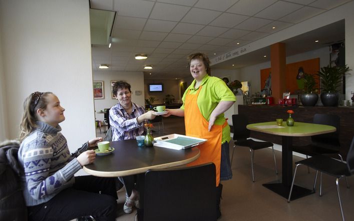 AMERSFOORT – Marieke Rommers (24) bedient de gasten van Downey’s koffie- en theehuis in Amersfoort. Foto Jaco Klamer