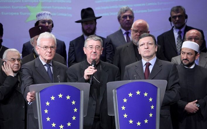 Diarmuid Martin in het midden tijdens een bijeenkomst met kerkelijk leiders en Europese leiders. Foto EPA