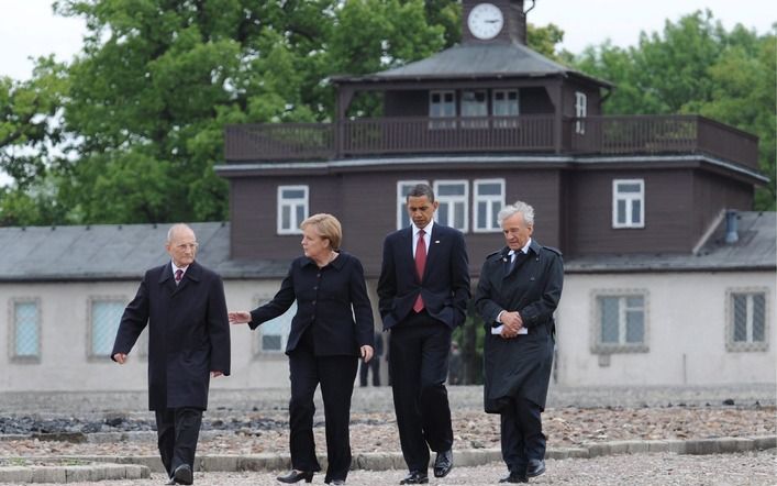 President Obama is samen met Merkel op bezoek in concentratiekamp Buchenwald. Voormalige gevangenen Wiesel en Herz vergezellen het hoog bezoek. Foto's EPA