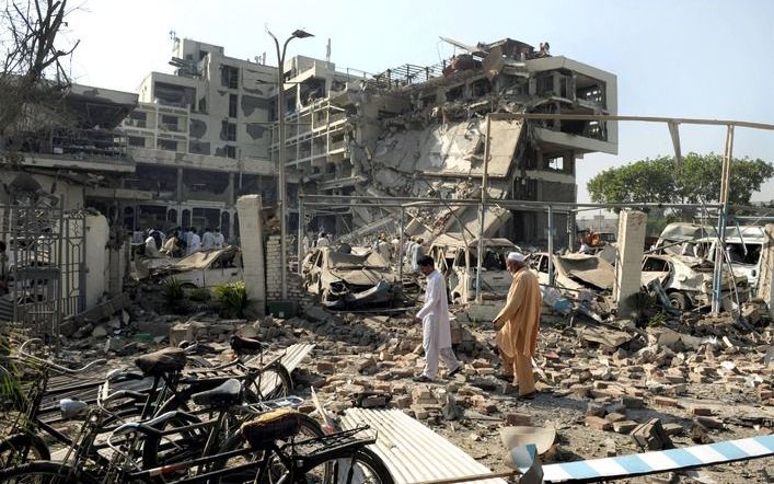 PESHAWAR – Pakistaanse bergingswerkers verzamelden zich woensdag bij hotel Pearl Contintental in Peshawar. Dinsdagavond was het luxe onderkomen doelwit van een zelfmoordaanslag. Zeker zestien mensen kwamen om het leven. Foto AFP