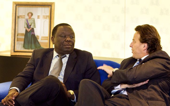 Minister Koenders (r.) in gesprek met de Zimbabwaanse premier Tsvangirai. Foto ANP