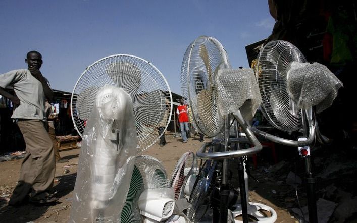 JUBA – Een inwoner van de Zuid-Sudanese hoofdstad Juba dubt over de aankoop van een elektrische windmolen. De spanningen in het zuiden van Sudan zijn ernstig toegenomen. Foto EPA