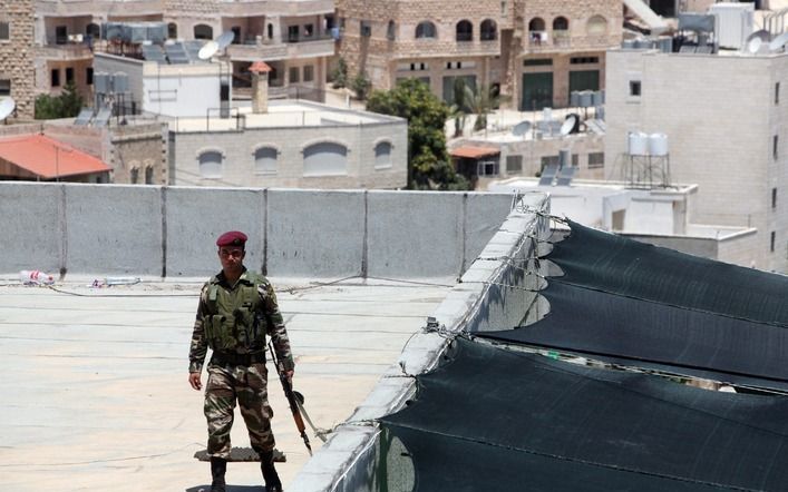 Een Palestijnse politieman houdt de omgeving in de gaten van het gebouw waar Fatah vanaf dinsdag zal samenkomen. Foto EPA