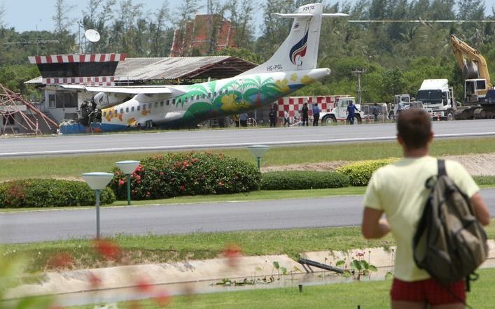 Het vliegtuig dat op vakantie-eiland Koh Samei tegen een oude verkeerstoren botste. Foto EPA