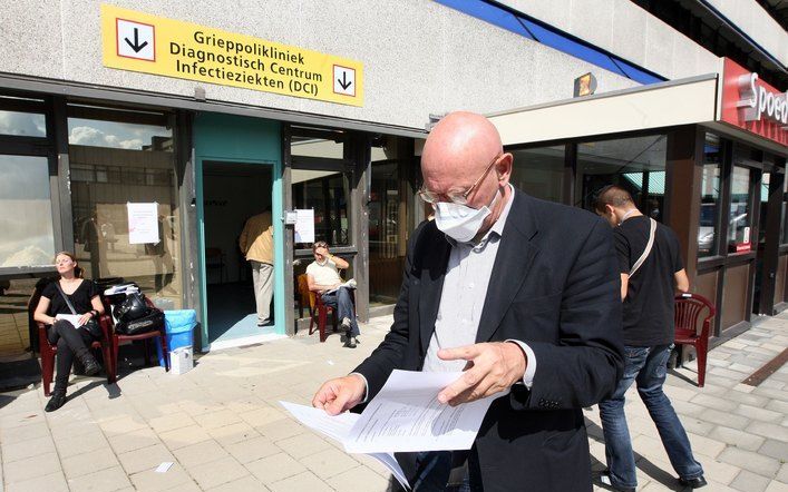 AMSTERDAM – „Ik zat heel erg in dubio om hierheen te gaan. Ik ben bang dat ik hier meer kans heb om de griep op te lopen, omdat je allemaal op elkaar zit in een klein hokje.” William Dobson stond donderdag met een mondkapje over zijn neus en mond in de ri