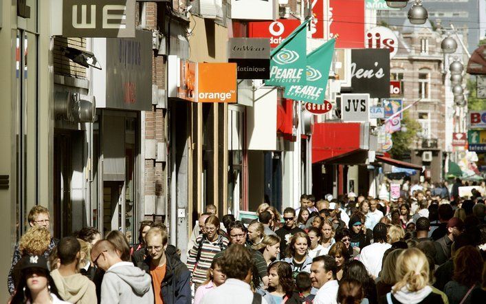 DEN HAAG -Winkelen in de Spuistraat te Den Haag. Foto ANP