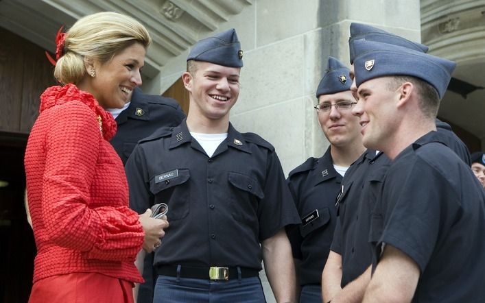 NEW YORK - Prinses Maxima praat dinsdag met vierdejaars cadetten in West Point. Foto ANP