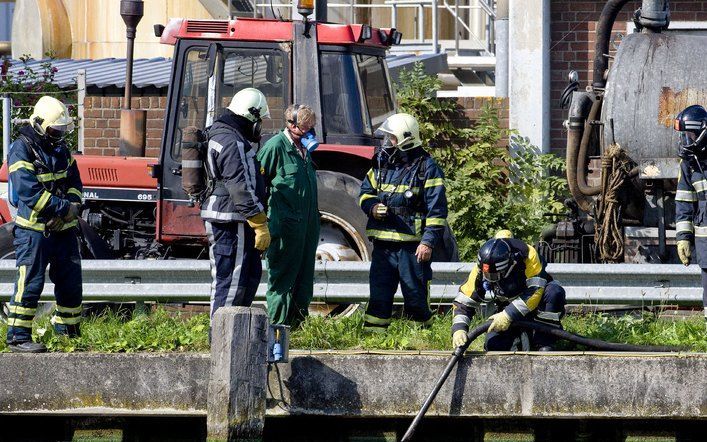 UITHOORN - Bij chemicalinfabriek Cindu Chemicals aan de Amstel in Uithoorn is donderdag een lek ontstaan in een container. Daardoor is een hoeveelheid kunsthars over de aangrenzende weg en in de rivier gestroomd. Foto ANP